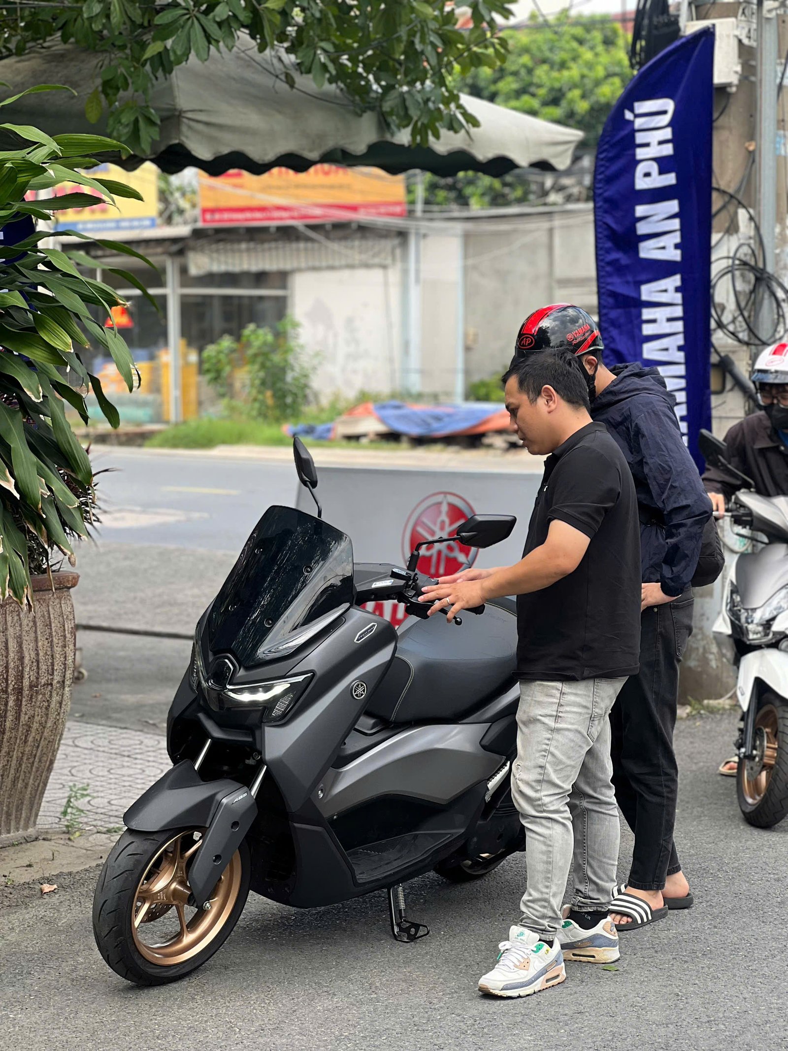 NMAX – ĐỪNG CHỈ NHÌN, HÃY NGỒI LÊN VÀ CẢM NHẬN!